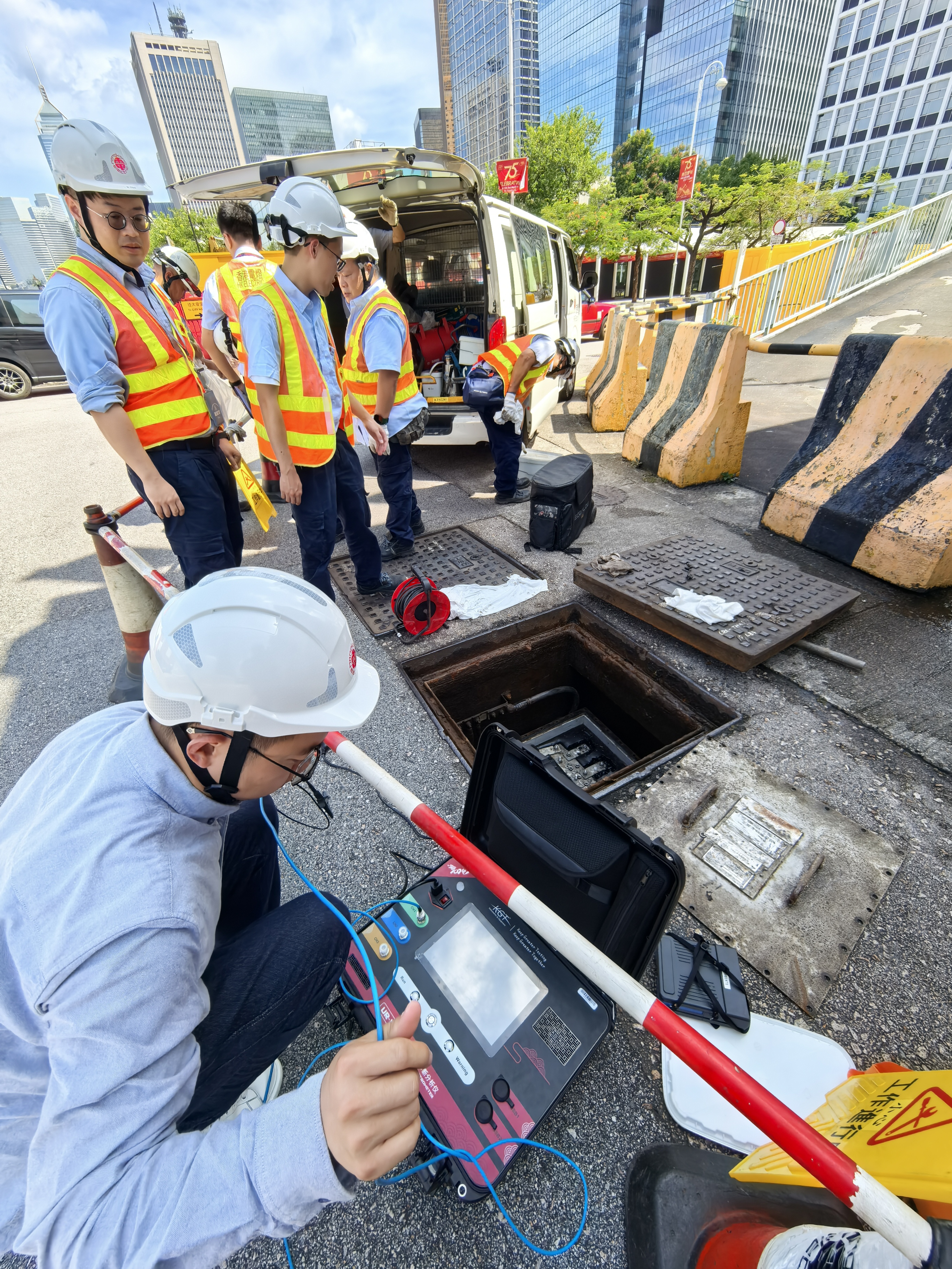 UR-15<a href='http://dlhyyoga.com/Ppzq/ersted.html'>電纜故障定位儀</a>檢測現(xiàn)場